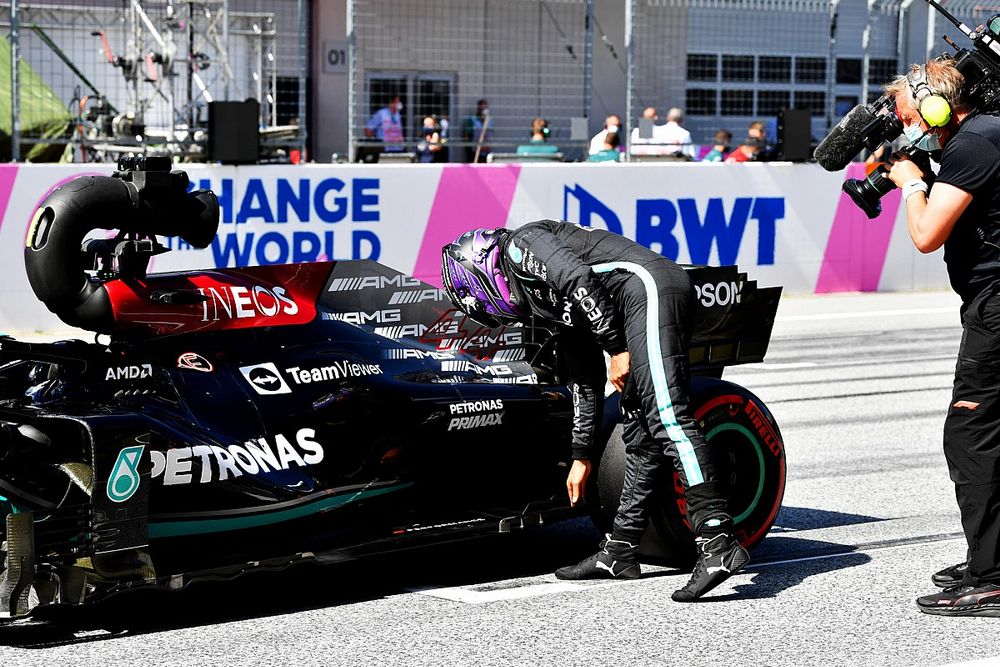 Segundo puesto Lewis Hamilton, Mercedes, en Parc Ferme despu&eacute;s de la clasificaci&oacute;n