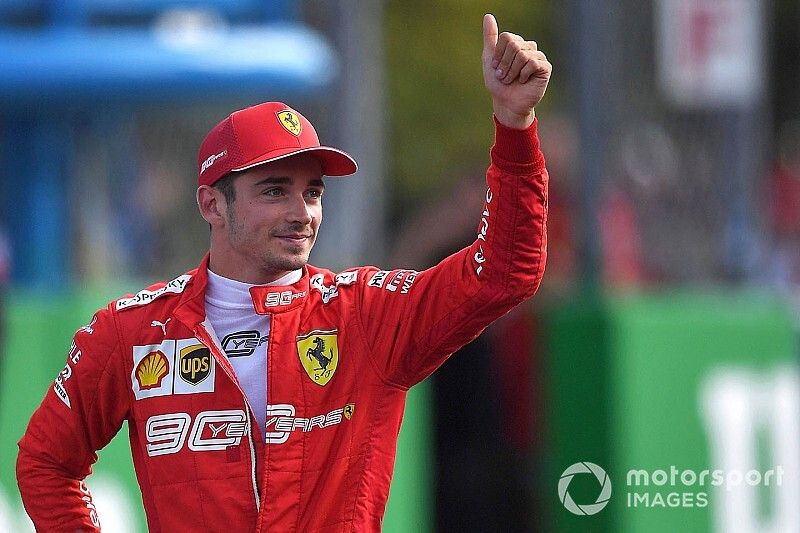 Ganador de la pole Charles Leclerc, Ferrari, celebra