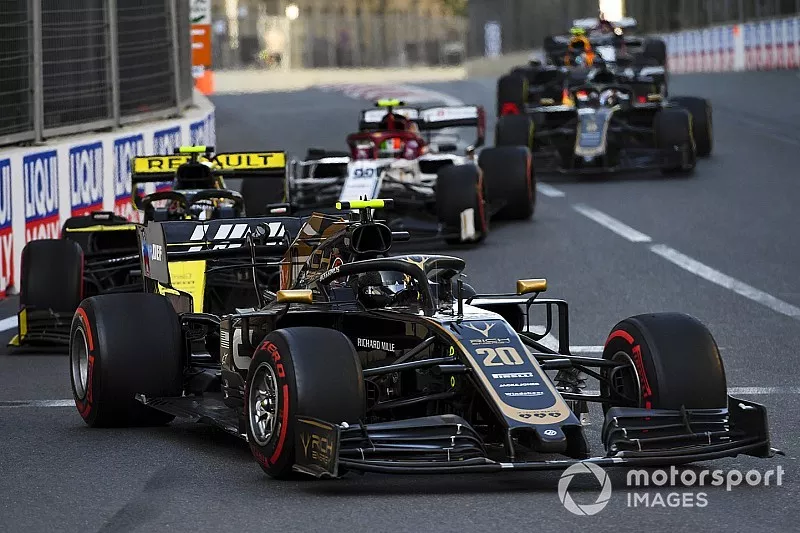 Kevin Magnussen, Haas F1 Team VF-19, leads Nico Hulkenberg, Renault R.S. 19, and Antonio Giovinazzi, Alfa Romeo Racing C38