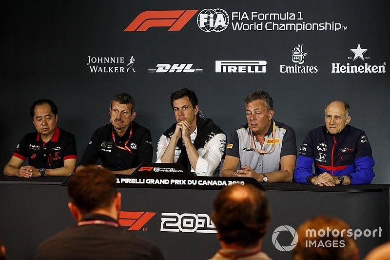 Toyoharu Tanabe, Director Técnico de F1, Honda, Guenther Steiner, Director del Equipo, Haas F1, Toto Wolff, Director Ejecutivo (Negocios), Mercedes AMG, Mario Isola, Gerente de Pirelli Motorsport, y Franz Tost, Director del Equipo, Toro Rosso, Conferencia de prensa de los directores de equipo