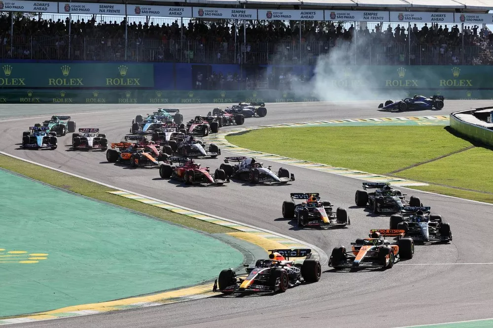 Max Verstappen, Red Bull Racing RB19, Lando Norris, McLaren MCL60, George Russell, Mercedes F1 W14, Lewis Hamilton, Mercedes F1 W14, Sergio Perez, Red Bull Racing RB19, the rest of the field on the opening lap of the Sprint race