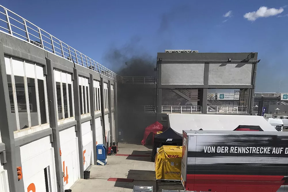 Incendio nel paddock
