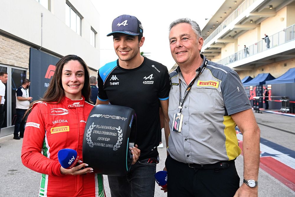 Marta Garc&iacute;a, Prema Racing, recibe el premio Pirelli F1 Academy Qualifying de manos de Esteban Ocon, Alpine F1 Team, y Mario Isola, Racing Manager, Pirelli Motorsport.