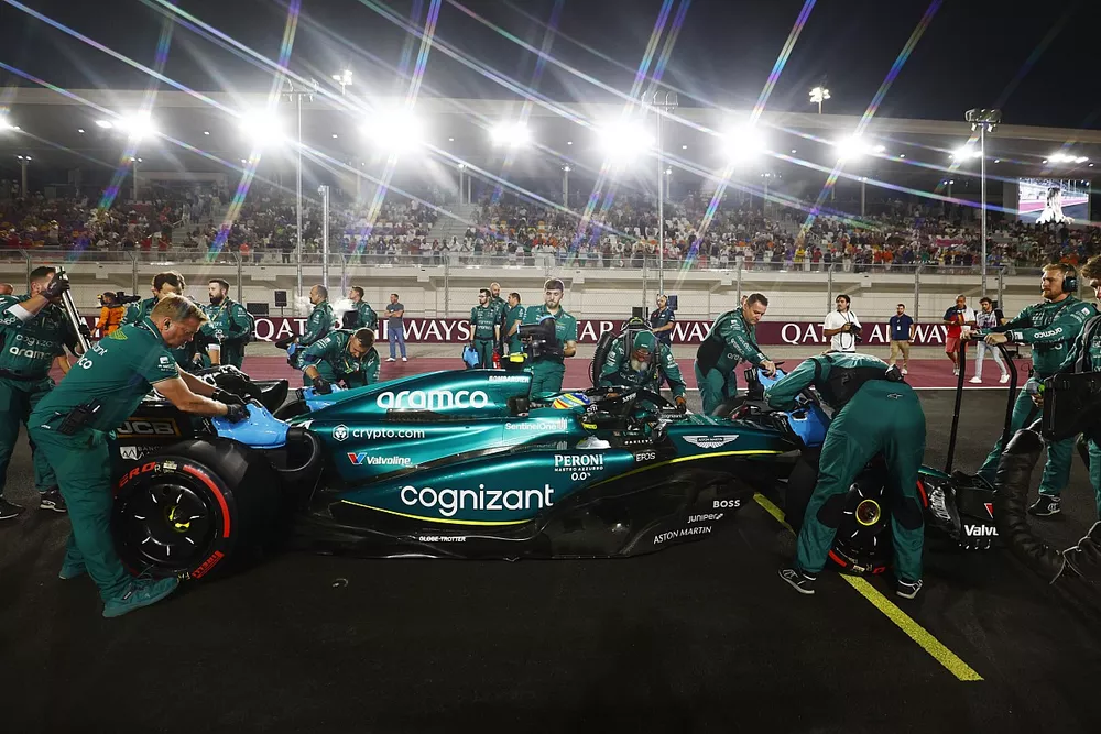 Mecánicos en la parrilla del Sprint con Fernando Alonso, Aston Martin AMR23