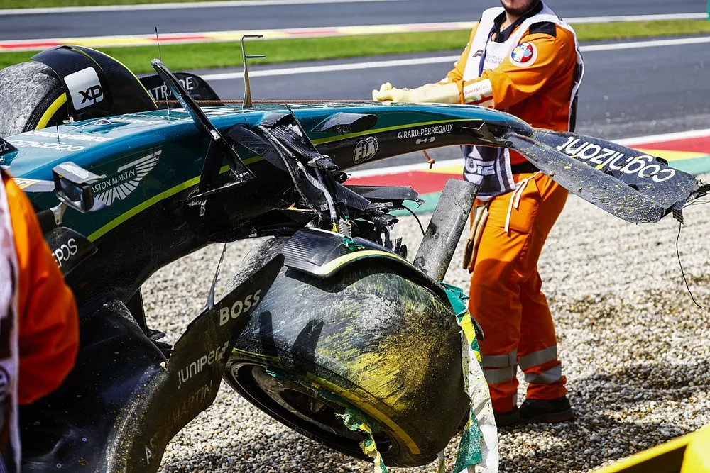 Oficiales de pist retiran el coche da&ntilde;ado de Lance Stroll, Aston Martin AMR23, del circuito