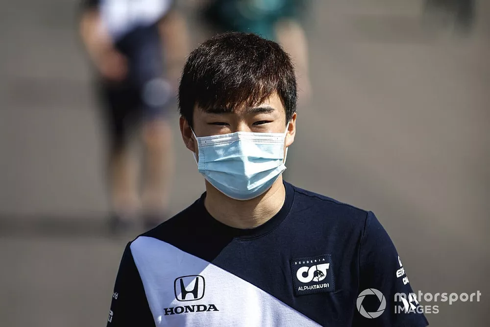 Yuki Tsunoda, AlphaTauri walks the track