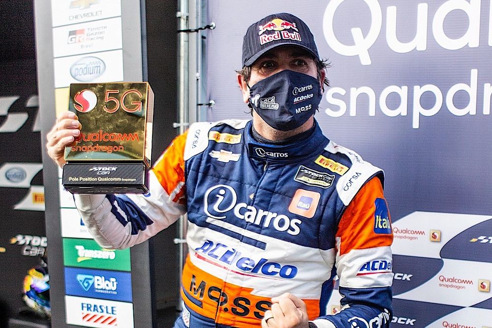 Cacá Bueno comemora pole position em Goiânia