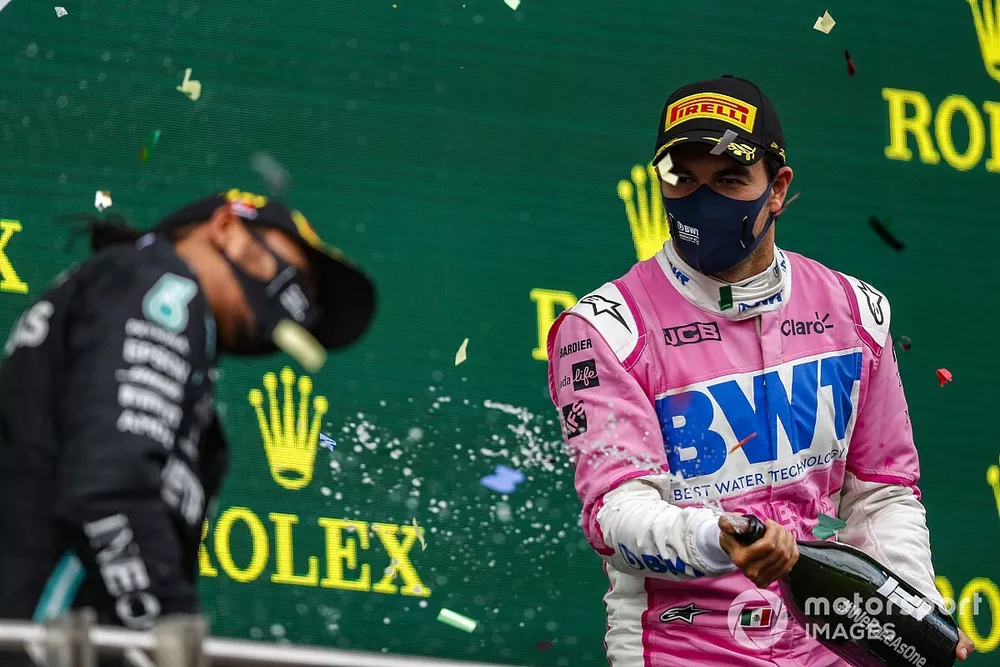 Le deuxi&egrave;me Sergio Perez, Racing Point, et le vainqueur Lewis Hamilton, Mercedes-AMG F1, avec le Champagne sur le podium