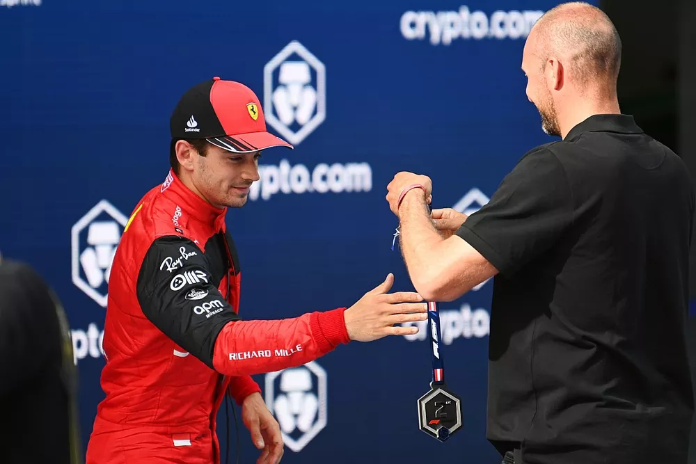 Charles Leclerc, Ferrari, 2&ordm; puesto, recibe su medalla tras la carrera Sprint