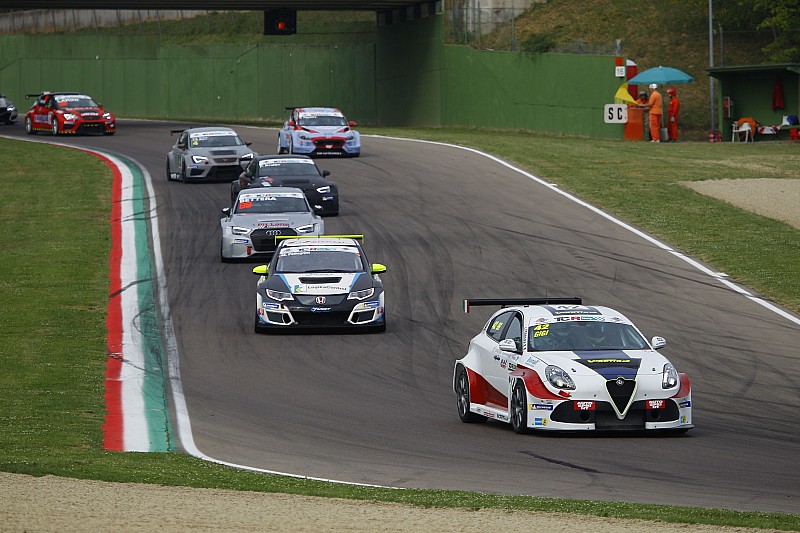 A Misano due Alfa Romeo in azione: Ferrara punta al vertice, debutto per Cappello