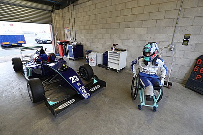 Monger realiza una prueba de un F3 con el equipo Carlin