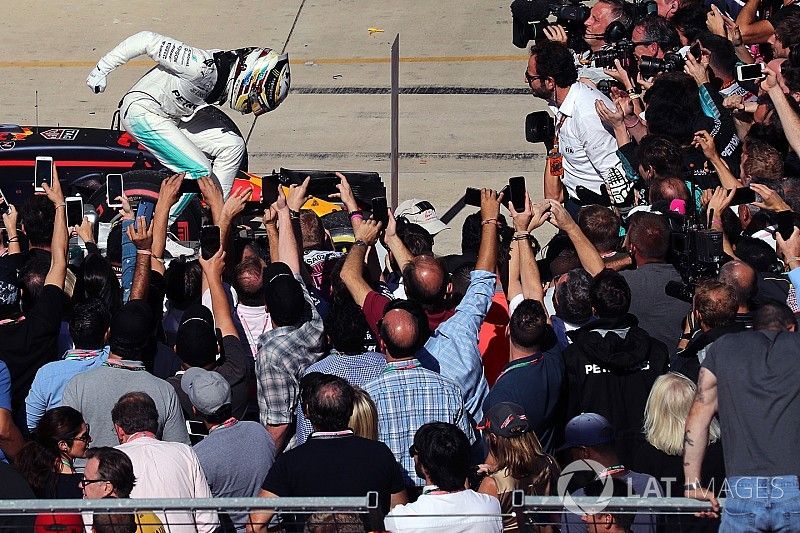 Ganador de la carrera Lewis Hamilton, Mercedes AMG F1 celebra en parc ferme