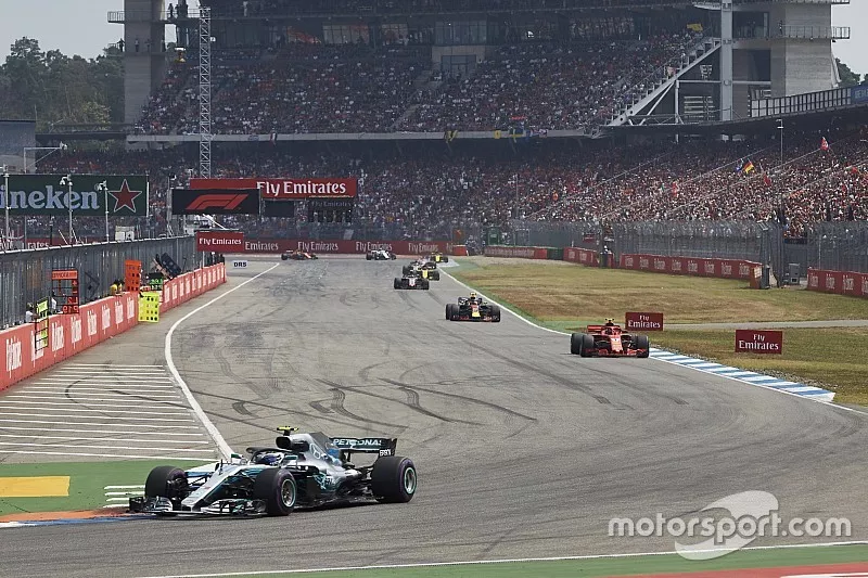 Valtteri Bottas, Mercedes AMG F1 W09, devant Kimi Raikkonen, Ferrari SF71H, et Max Verstappen, Red Bull Racing RB14