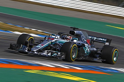 FIA untersucht Fahrt über Grünstreifen: Hamilton muss zittern