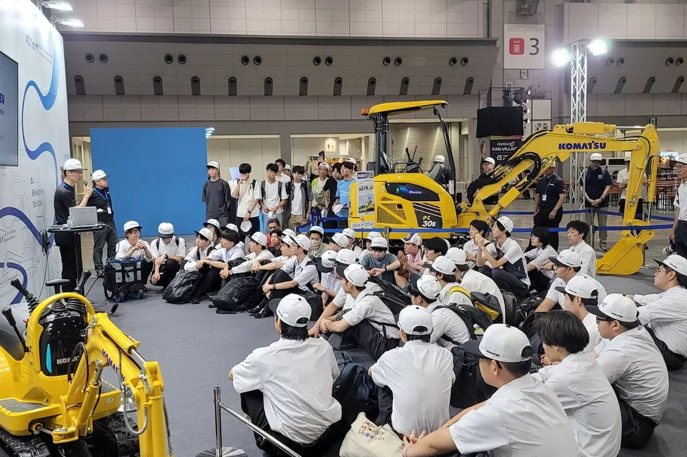 TECH STUDENTS ON TRACK presented by Komatsu