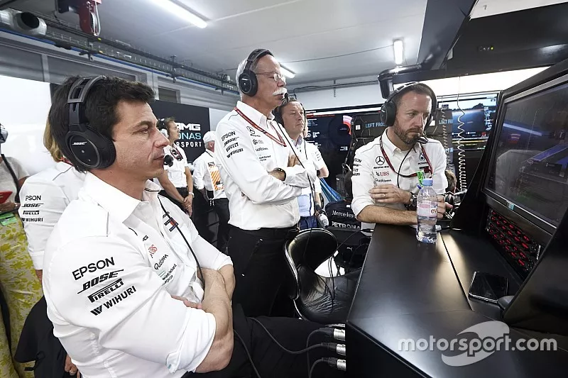 Toto Wolff, Director Ejecutivo (Negocios), Mercedes AMG, y el Dr. Dieter Zetsche, Director Ejecutivo, Mercedes Benz