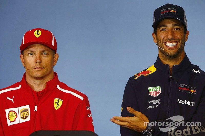 Kimi Raikkonen, Ferrari y Daniel Ricciardo, Red Bull Racing, comparten una broma en la conferencia de prensa del jueves