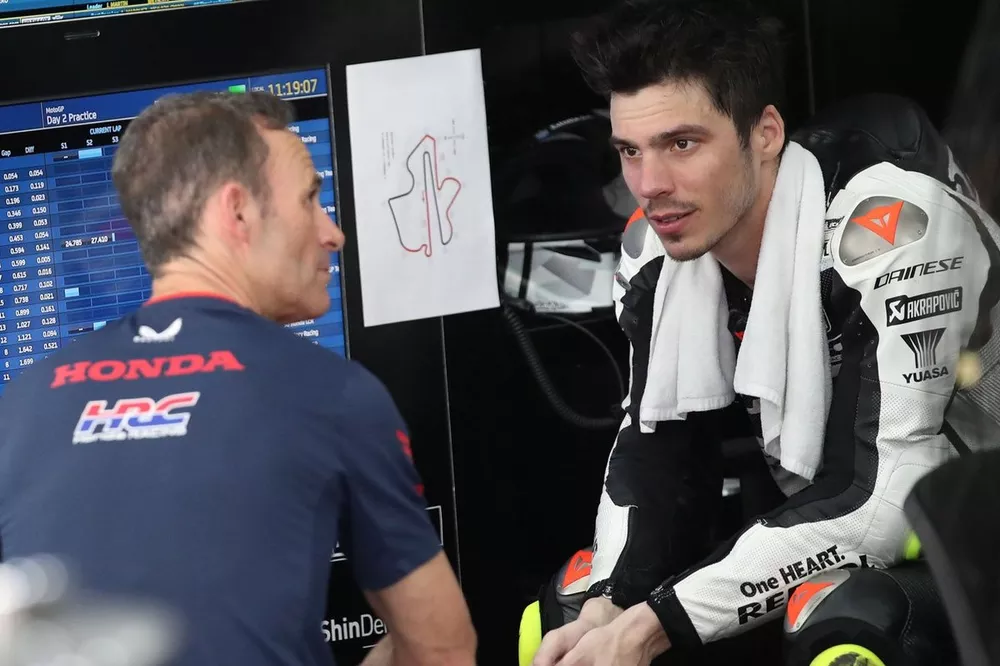 Alberto Puig, team principal del Repsol Honda Team, con Joan Mir