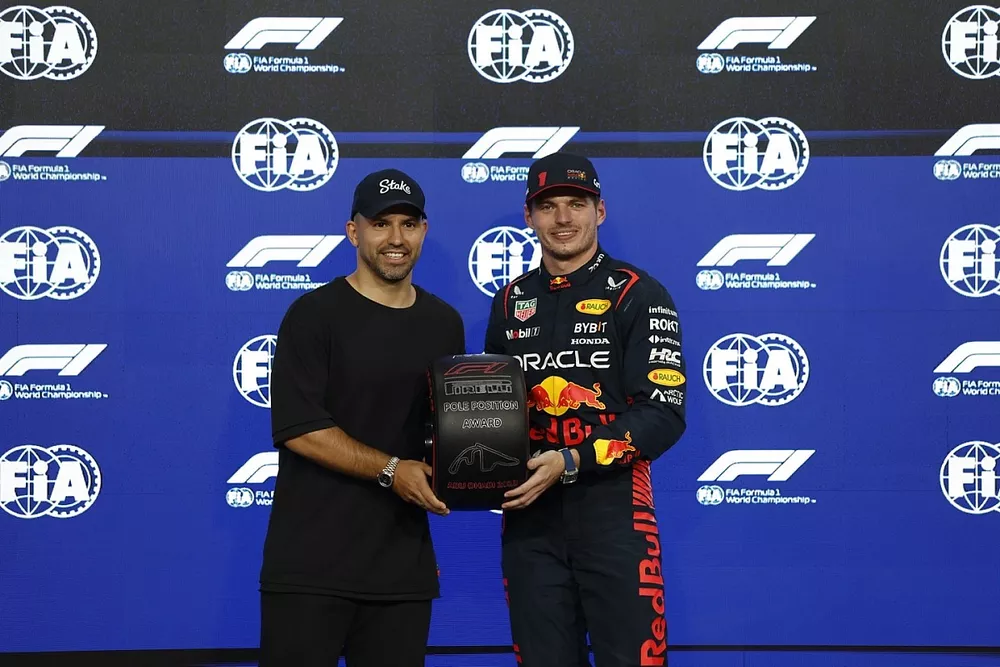 Voormalig profvoetballer Sergio Aguero overhandigt de Pirelli Pole Position Award aan Max Verstappen, Red Bull Racing.
