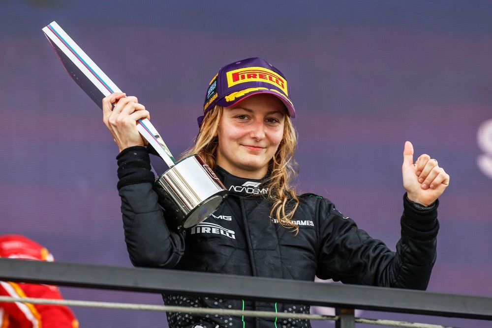 Podio: Ganadora de la carrera Doriane Pin, PREMA Racing