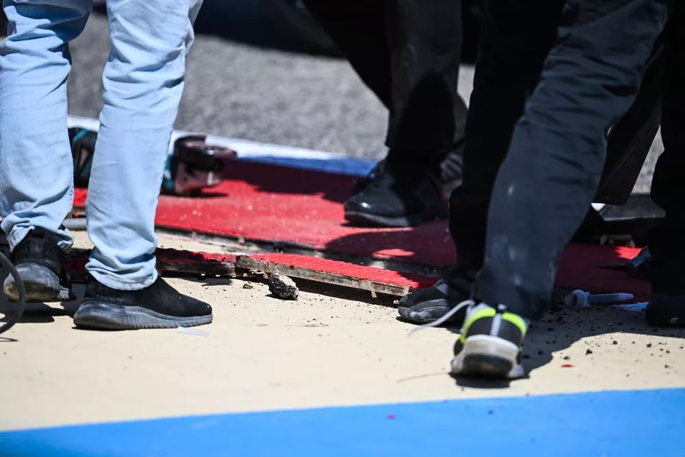 Les commissaires et la direction de course interviennent sur un vibreur