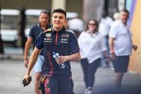 Hadjar admite que tem&iacute;a perder el asiento de RB ante Colapinto