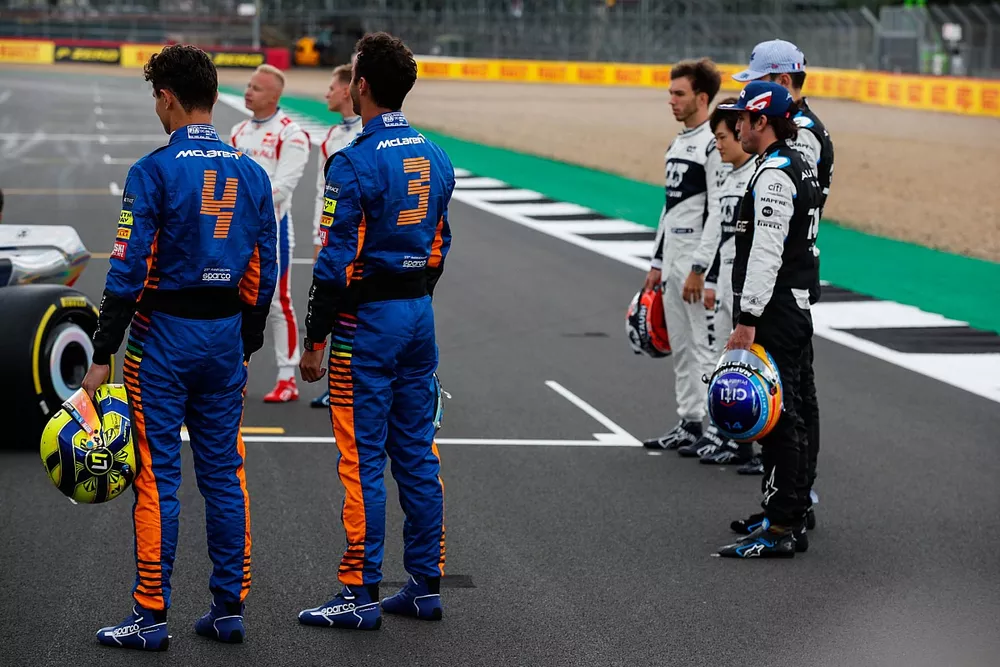 Lando Norris, McLaren, Nikita Mazepin, Haas F1, Mick Schumacher, Haas F1, Daniel Ricciardo, McLaren, Pierre Gasly, AlphaTauri, Yuki Tsunoda, AlphaTauri, Fernando Alonso, Alpine F1 y Esteban Ocon, Alpine F1 en el evento de lanzamiento del coche de F&oacute;rmula 1 de 2022 en la parrilla de Silverstone