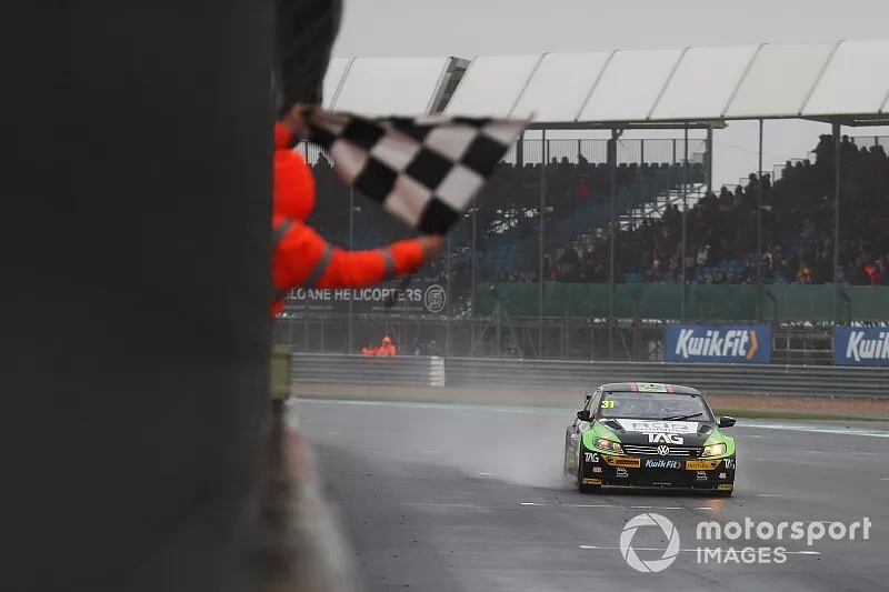 Race winner Jack Goff, Team Hard Volkswagen Passat CC 
