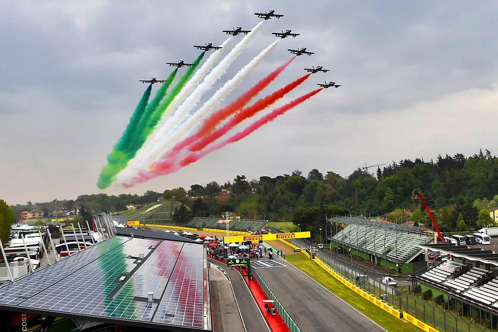 Le Frecce Tricolori volano la griglia con i loro jet trainer Aermacchi MB339A prima della partenza
