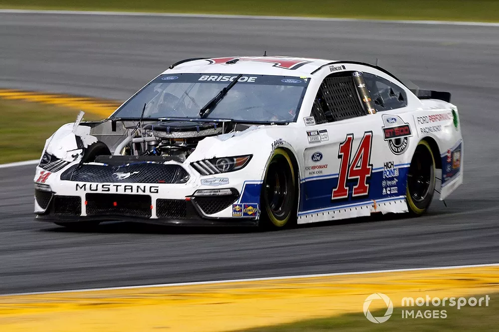 Chase Briscoe, Stewart-Haas Racing, Ford Mustang drives a damaged car