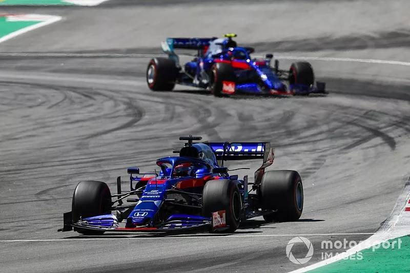 Daniil Kvyat, Toro Rosso STR14, devant Alexander Albon, Toro Rosso STR14