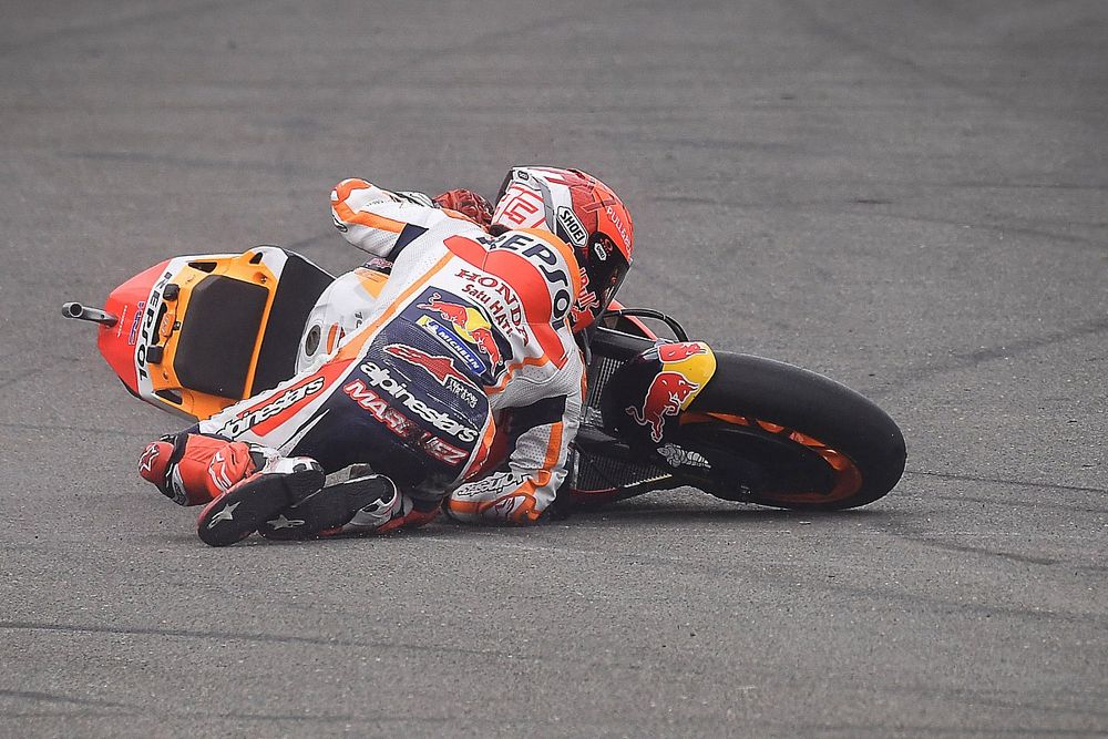 Marc Márquez, Repsol Honda Team, se cae en el GP de Gran Bretaña