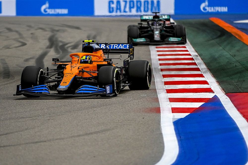 Lando Norris, McLaren MCL35M , Lewis Hamilton, Mercedes W12