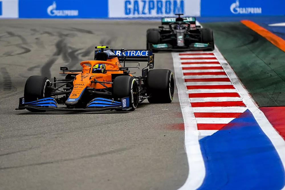 Lando Norris, McLaren MCL35M , Lewis Hamilton, Mercedes W12