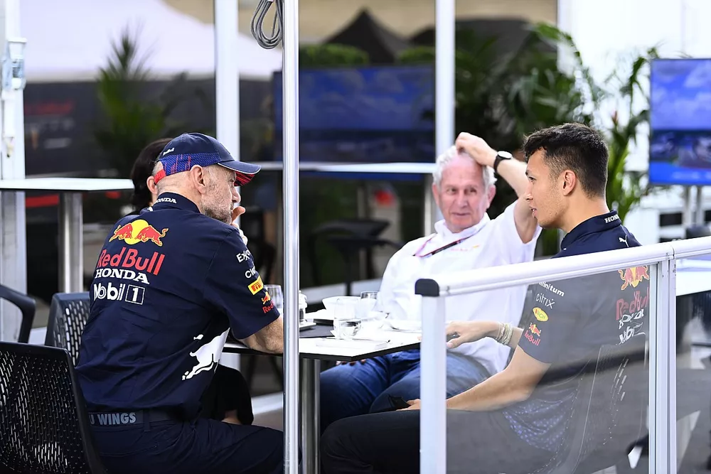 Adrian Newey, jefe técnico de Red Bull Racing, Helmut Marko, consultor, Red Bull Racing, y Alex Albon, Red Bull Racing