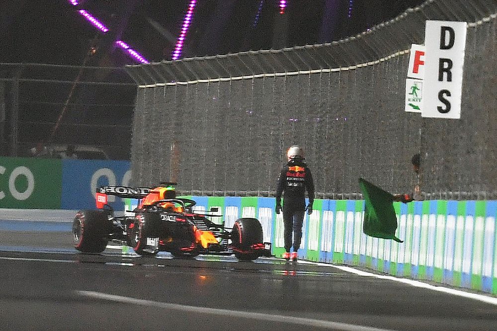 Max Verstappen, Red Bull Racing RB16B, se baja de su coche tras chocar en la &uacute;ltima vuelta de la Q3