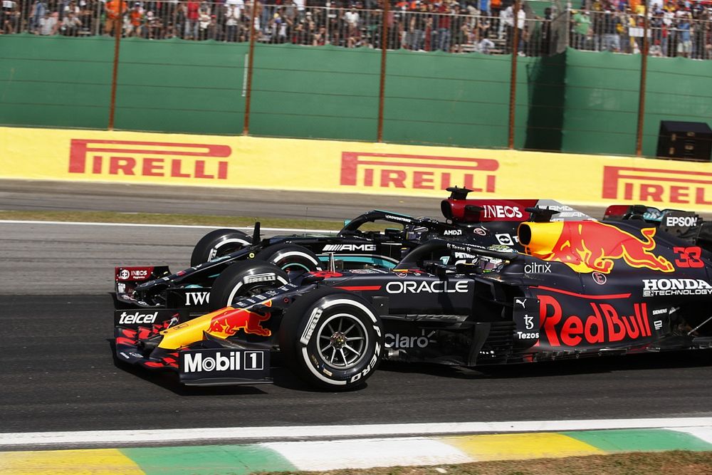 Max Verstappen, Red Bull Racing RB16B, se bat avec Lewis Hamilton, Mercedes W12