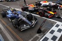 Verstappen arrebata una hist&oacute;rica pole a un genial Sainz en Bak&uacute; F1