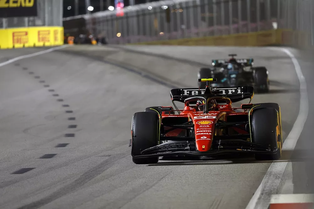 Carlos Sainz, Ferrari SF-23, George Russell, Mercedes F1 W14