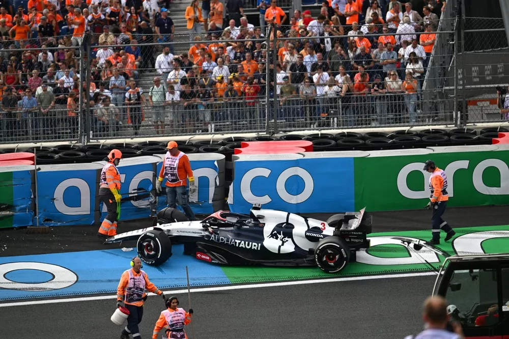 Marshals with the damaged car of Daniel Ricciardo, AlphaTauri AT04