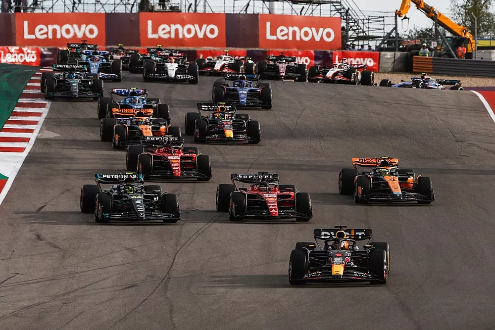 Max Verstappen, Red Bull Racing RB19, Charles Leclerc, Ferrari SF-23, Lewis Hamilton, Mercedes F1 W14, Lando Norris, McLaren MCL60, el resto de la parrilla en la salida.
