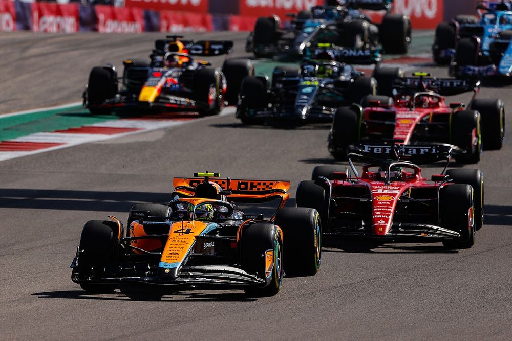 Lando Norris, McLaren MCL60, Charles Leclerc, Ferrari SF-23, Carlos Sainz, Ferrari SF-23, Lewis Hamilton, Mercedes F1 W14, Max Verstappen, Red Bull Racing RB19, the rest of the field on the opening lap