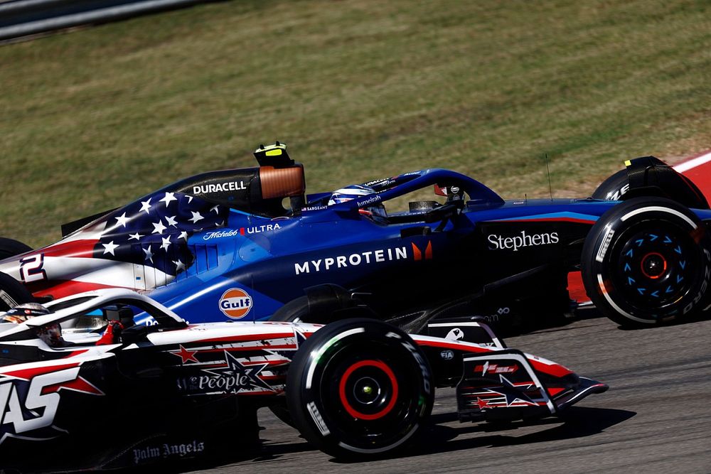 Logan Sargeant, Williams FW45 adelanta a Kevin Magnussen, Haas VF-23 