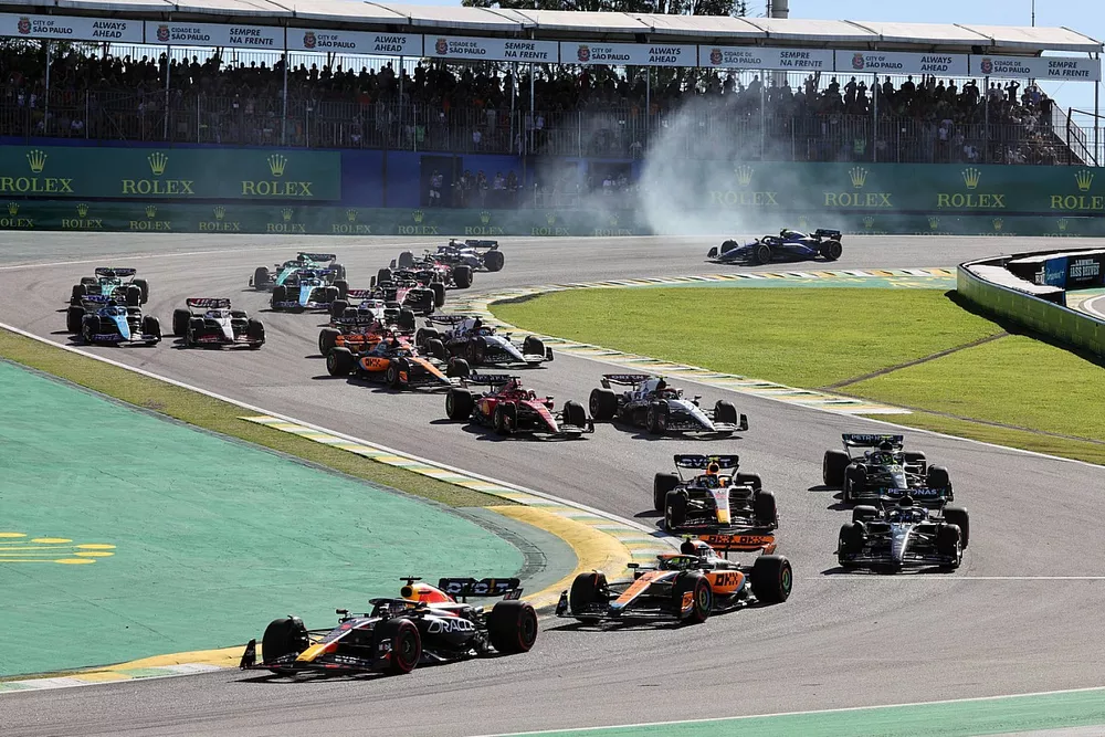 Max Verstappen, Red Bull Racing RB19, Lando Norris, McLaren MCL60, George Russell, Mercedes F1 W14, Lewis Hamilton, Mercedes F1 W14, Sergio P&eacute;rez, Red Bull Racing RB19, el resto del pelot&oacute;n en la primera vuelta de la carrera Sprint.