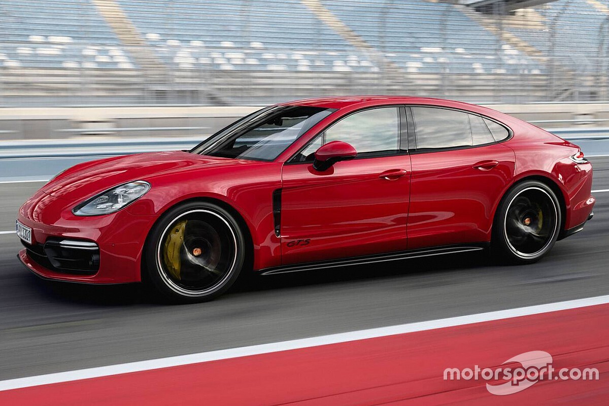 Porsche вирішила відкликати машини Panamera через програмний збій