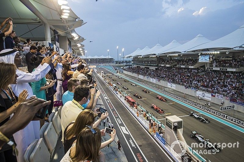 Lewis Hamilton, Mercedes AMG F1 W09 EQ Power+, leads Valtteri Bottas, Mercedes AMG F1 W09 EQ Power+, Sebastian Vettel, Ferrari SF71H, Kimi Raikkonen, Ferrari SF71H, and the rest of the field away for the start