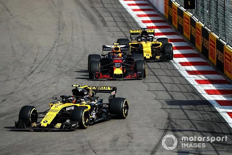 Carlos Sainz Jr., Renault Sport F1 Team R.S. 18, lidera a Max Verstappen, Red Bull Racing RB14, y Nico Hulkenberg, Renault Sport F1 Team R.S. 18