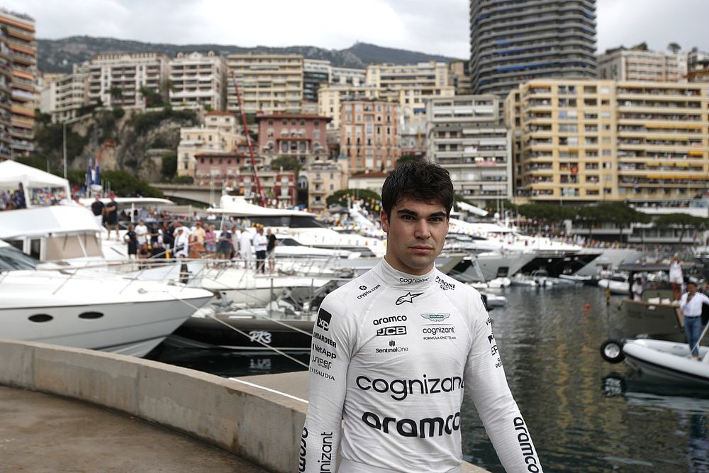Lance Stroll, Aston Martin F1 Team, regresa al garaje tras retirarse de la carrera.