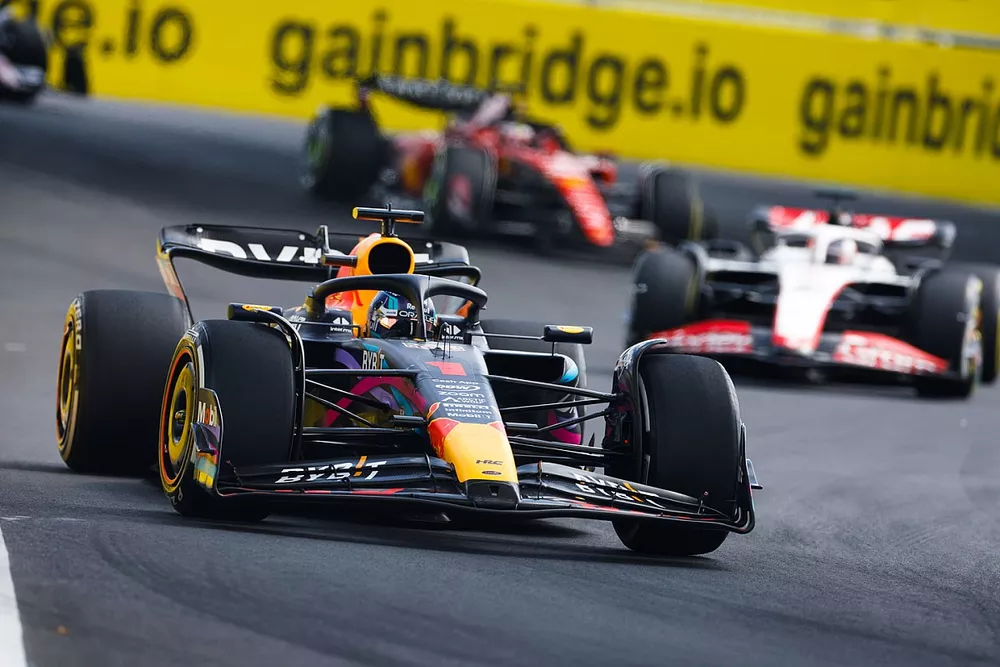 Max Verstappen, Red Bull Racing RB19, Kevin Magnussen, Haas VF-23