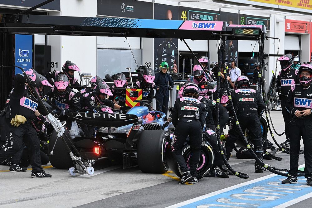 Esteban Ocon, Alpine A523, en pits